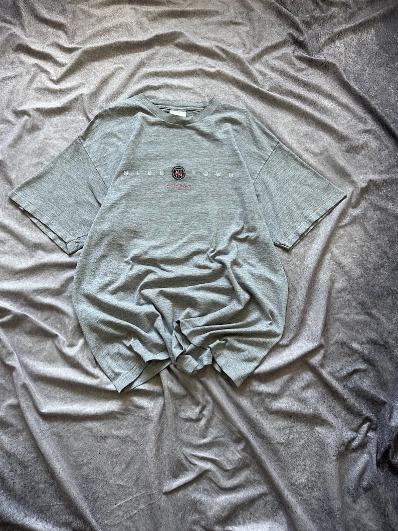 Y2K Nike Town Chicago Grå Distressed T-shirt USA Center Swoosh Herr L bild 2