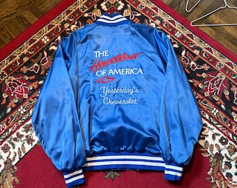 Kurtka bomberka satynowa Vintage Chevrolet The Heartbeat of America w kolorze niebiesko-białym z lat 90.