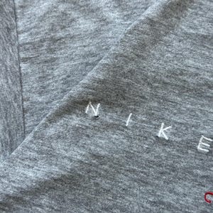 Y2K Nike Town Chicago Grå Distressed T-shirt USA Center Swoosh Herr L bild 7