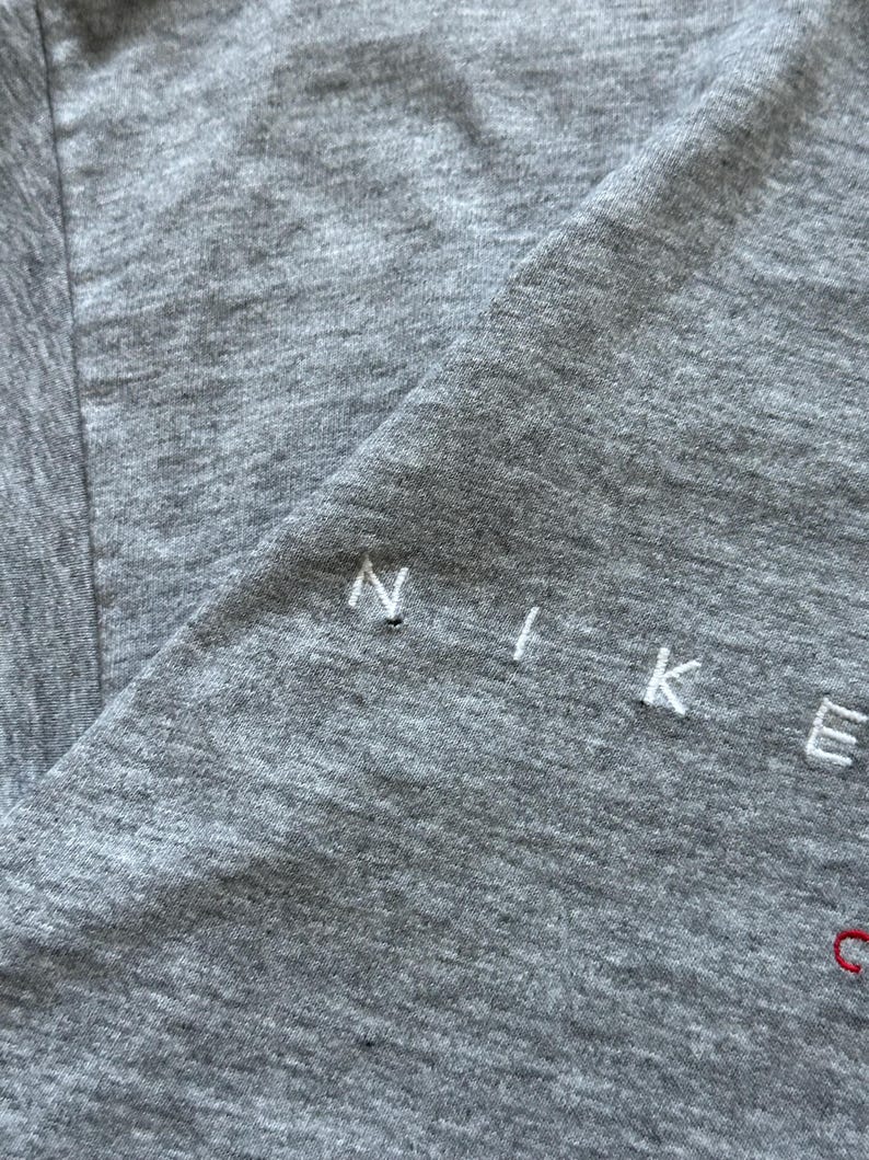 Y2K Nike Town Chicago Grå Distressed T-shirt USA Center Swoosh Herr L bild 7