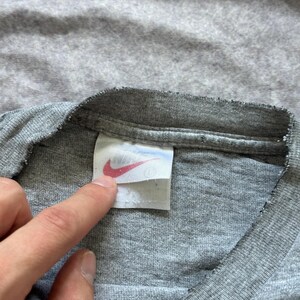 Y2K Nike Town Chicago Grå Distressed T-shirt USA Center Swoosh Herr L bild 9