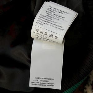 Może przedstawiać: Zestaw trzech ceramicznych kubk&oacute;w z nakrapianym, matowym wykończeniem. Kubki są w odcieniach kremu, jasnoszarym i ciemnoszarym. Każdy kubek ma prosty, nowoczesny design i zaokrąglony uchwyt.