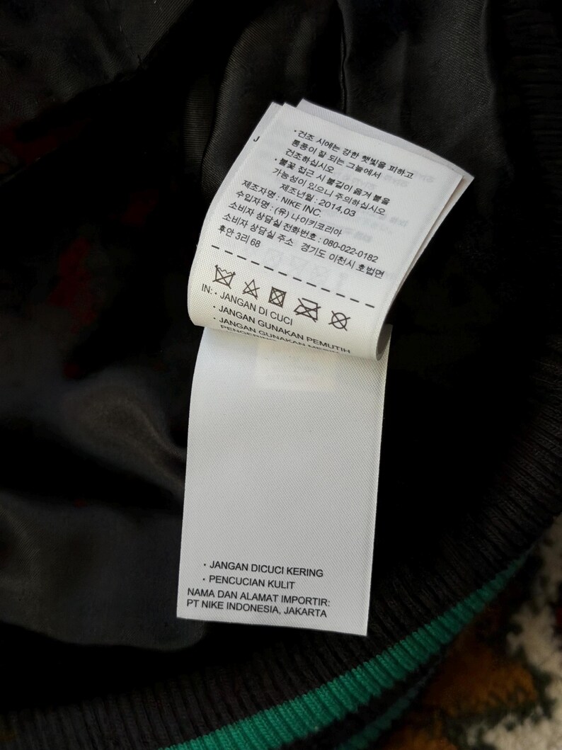 Może przedstawiać: Zestaw trzech ceramicznych kubk&oacute;w z nakrapianym, matowym wykończeniem. Kubki są w odcieniach kremu, jasnoszarym i ciemnoszarym. Każdy kubek ma prosty, nowoczesny design i zaokrąglony uchwyt.