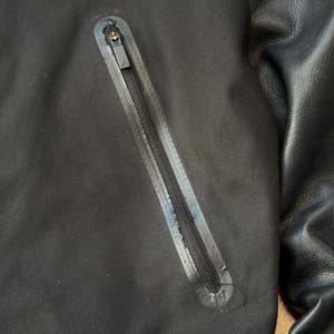 Może przedstawiać: Zestaw trzech ceramicznych kubk&oacute;w z nakrapianym, matowym wykończeniem. Kubki są w odcieniach kremu, jasnoszarym i ciemnoszarym. Każdy kubek ma prosty, minimalistyczny design i zaokrąglony uchwyt.