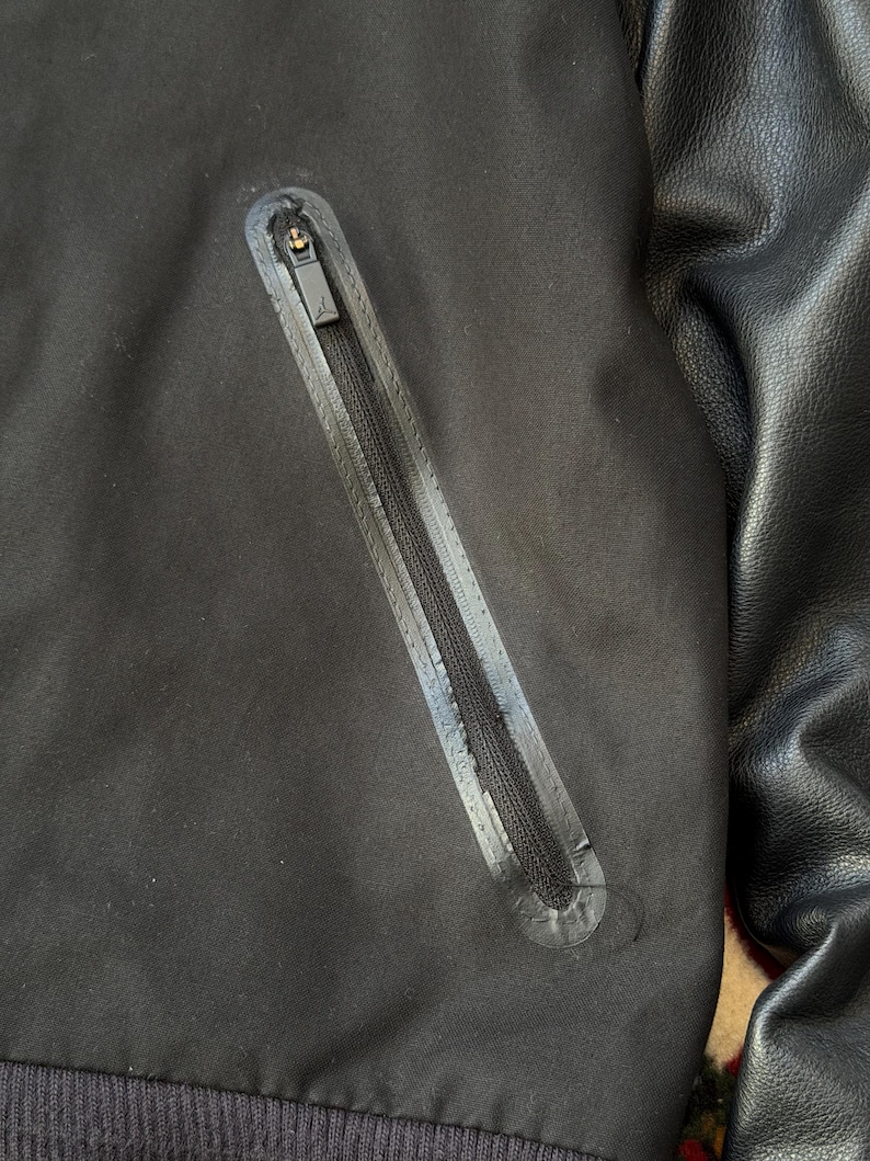 Może przedstawiać: Zestaw trzech ceramicznych kubk&oacute;w z nakrapianym, matowym wykończeniem. Kubki są w odcieniach kremu, jasnoszarym i ciemnoszarym. Każdy kubek ma prosty, minimalistyczny design i zaokrąglony uchwyt.