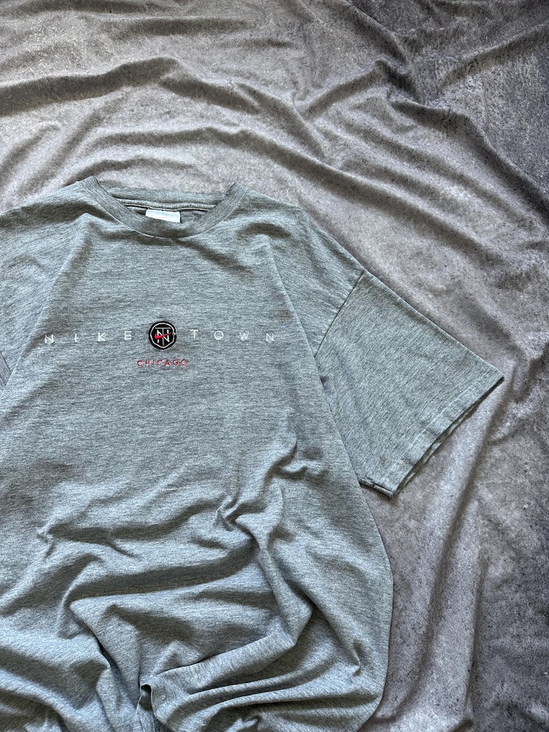 Y2K Nike Town Chicago Grå Distressed T-shirt USA Center Swoosh Herr L bild 4