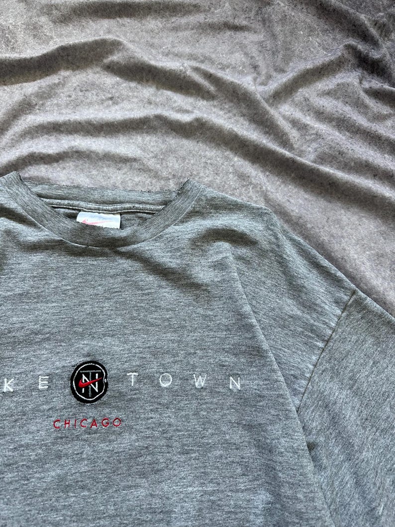 Y2K Nike Town Chicago Grå Distressed T-shirt USA Center Swoosh Herr L bild 6