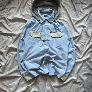 Maglie a maniche lunghe con cappuccio a righe BEAMS, blu, con bottoni, prodotte in Giappone