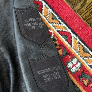 Może przedstawiać: Zestaw trzech ceramicznych kubk&oacute;w z nakrapianym, matowym wykończeniem. Kubki są w odcieniach kremu, jasnoszarym i ciemnoszarym. Każdy kubek ma prosty, minimalistyczny design, idealny do kawy lub herbaty.