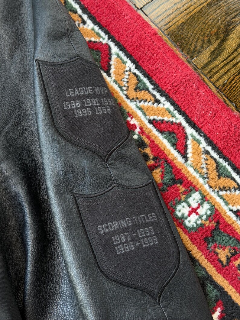 Może przedstawiać: Zestaw trzech ceramicznych kubk&oacute;w z nakrapianym, matowym wykończeniem. Kubki są w odcieniach kremu, jasnoszarym i ciemnoszarym. Każdy kubek ma prosty, minimalistyczny design, idealny do kawy lub herbaty.