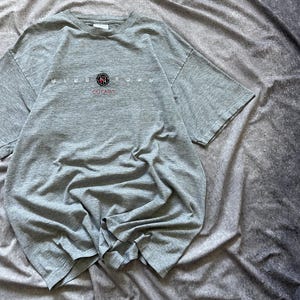 Y2K Nike Town Chicago Grå Distressed T-shirt USA Center Swoosh Herr L bild 3