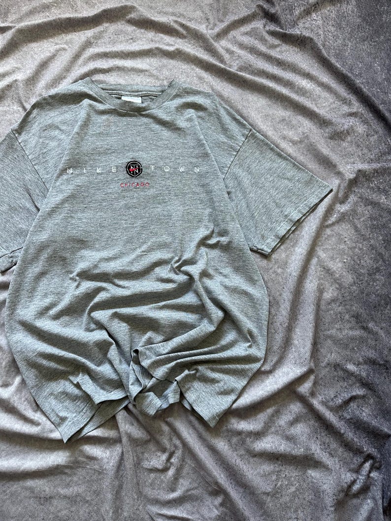 Y2K Nike Town Chicago Grå Distressed T-shirt USA Center Swoosh Herr L bild 3