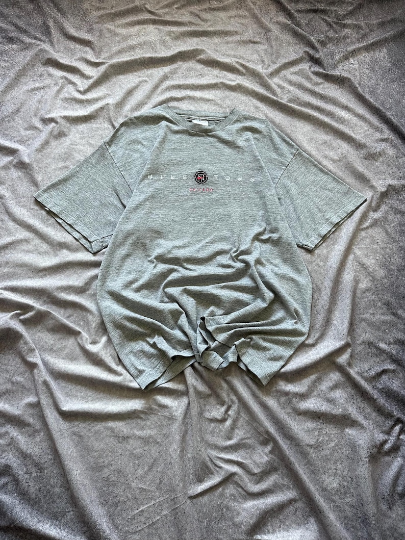 Y2K Nike Town Chicago Grå Distressed T-shirt USA Center Swoosh Herr L bild 1