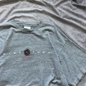 Y2K Nike Town Chicago Grå Distressed T-shirt USA Center Swoosh Herr L bild 5