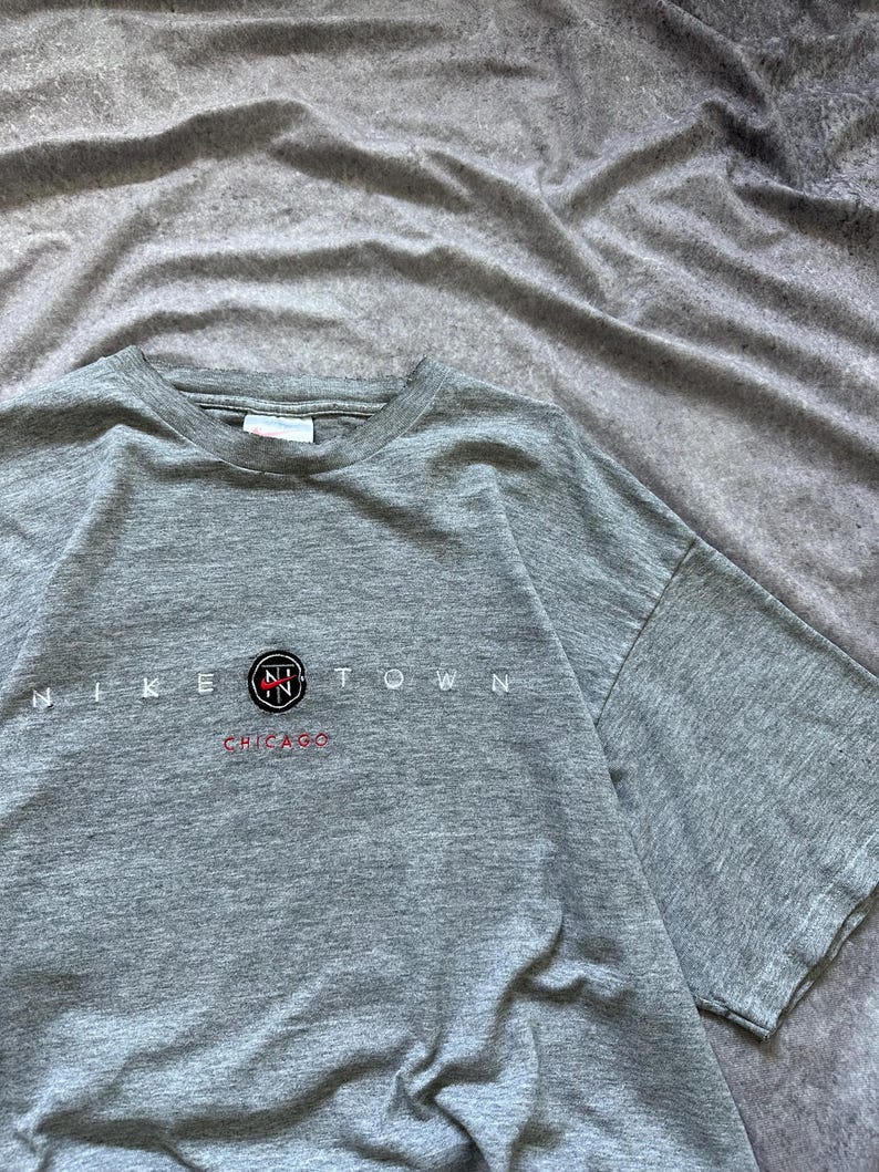 Y2K Nike Town Chicago Grå Distressed T-shirt USA Center Swoosh Herr L bild 5