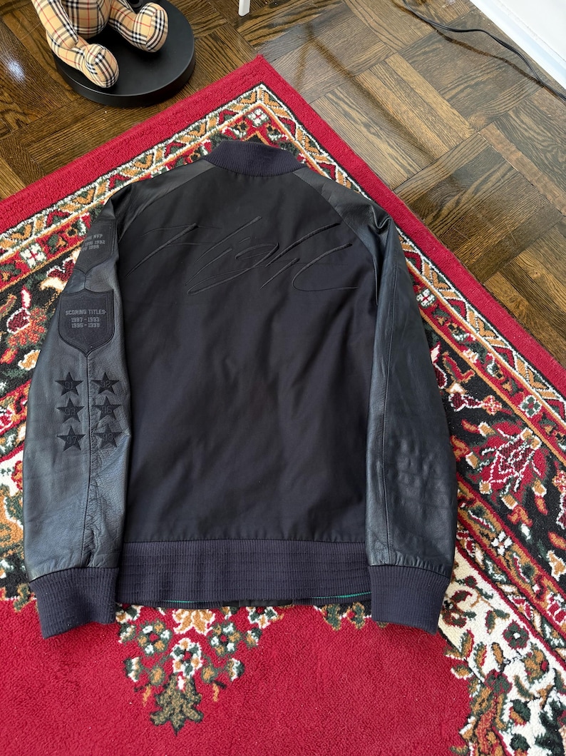 Może przedstawiać: Rustykalny drewniany znak z napisem "Welcome to our home" w białych literach. Znak ma postarzaną powierzchnię i prosty, zachęcający design, idealny do dekoracji wejścia.