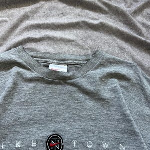 Y2K Nike Town Chicago Grå Distressed T-shirt USA Center Swoosh Herr L bild 8