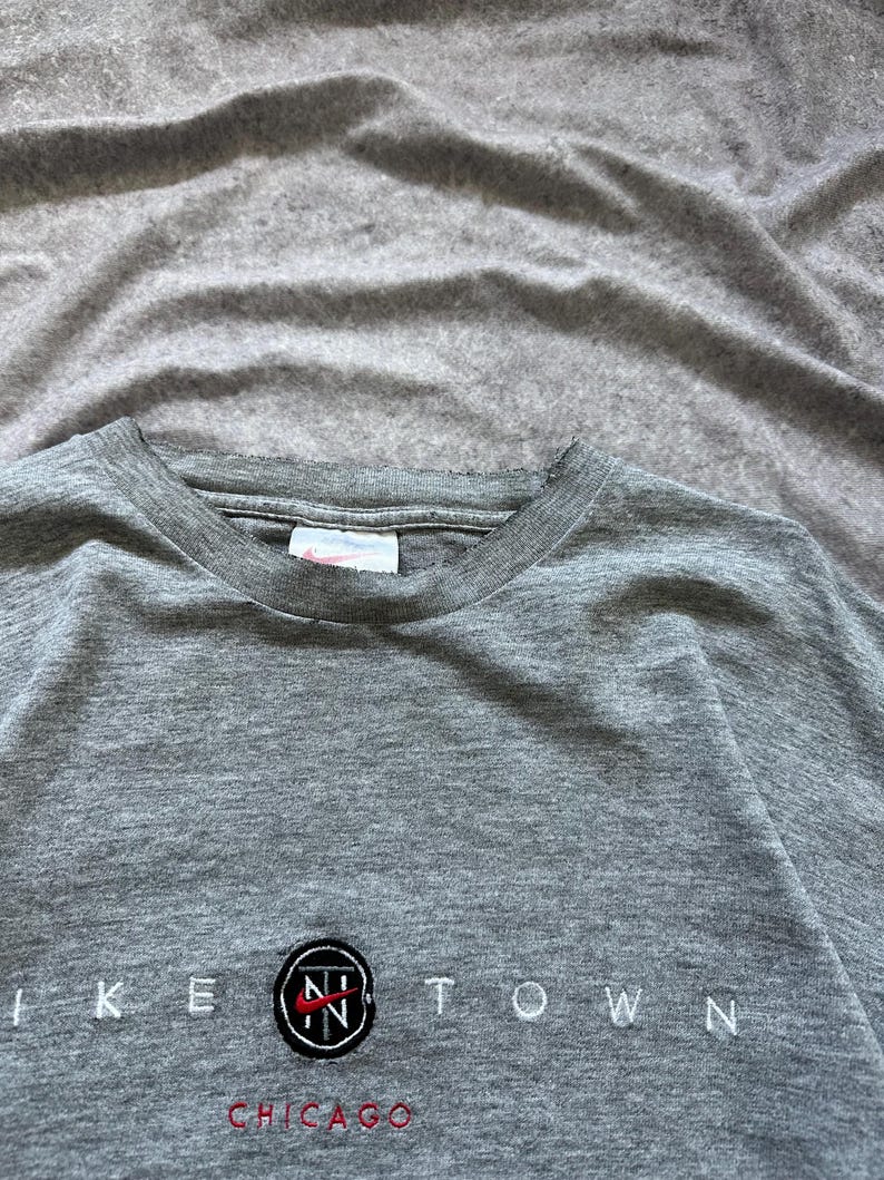 Y2K Nike Town Chicago Grå Distressed T-shirt USA Center Swoosh Herr L bild 8