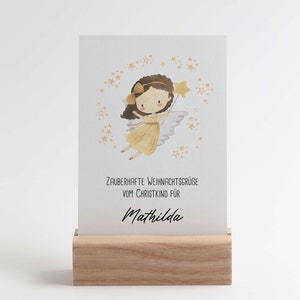 Niedliche Christkind-Weihnachtskarte mit Personalisierung. Auf der Karte steht „Zauberhafte Weihnachtsgrüße vom Christkind für [Name]“. Das Motiv zeigt ein Engelchen mit goldenen Haaren und Sternenzauber – perfekt für Weihnachtsgrüße an Kinder.