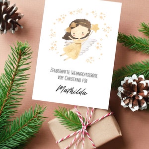 Weihnachtskarte mit süßem Christkind in sanften Gelb- und Goldtönen. Das Christkind schwebt mit Flügeln und Stern über der Botschaft „Zauberhafte Weihnachtsgrüße vom Christkind“. Eine personalisierbare Karte mit Namen, ideal für Kinder zu Weihnachten.