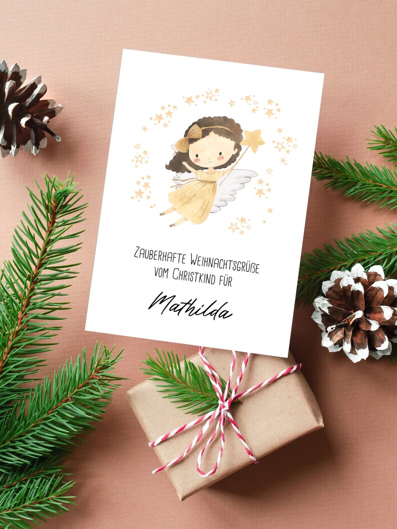 Weihnachtskarte mit süßem Christkind in sanften Gelb- und Goldtönen. Das Christkind schwebt mit Flügeln und Stern über der Botschaft „Zauberhafte Weihnachtsgrüße vom Christkind“. Eine personalisierbare Karte mit Namen, ideal für Kinder zu Weihnachten.