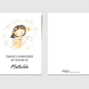 Zarte Weihnachtskarte mit Illustration eines lächelnden Christkinds in goldener Robe. Rundherum sind funkelnde Sterne zu sehen. Der Text kann mit einem Wunschnamen personalisiert werden – eine besondere Karte vom Christkind für Kinder.