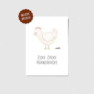 Könnte beinhalten: Eine weiße Karte mit einer Aquarellillustration eines Huhns mit rosa Kamm. Unter dem Huhn steht der Text "Zicke Zacke Hühnerkacke". Ein brauner runder Aufkleber mit dem Text "INKLUSIVE UMSCHLAG" befindet sich in der oberen linken Ecke.