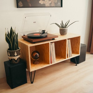 Plattenspielerständer und Vinyl-LP-Aufbewahrung, aus langlebigem und recyceltem OSB-Holz, zur Aufbewahrung von bis zu 120+ LPs!