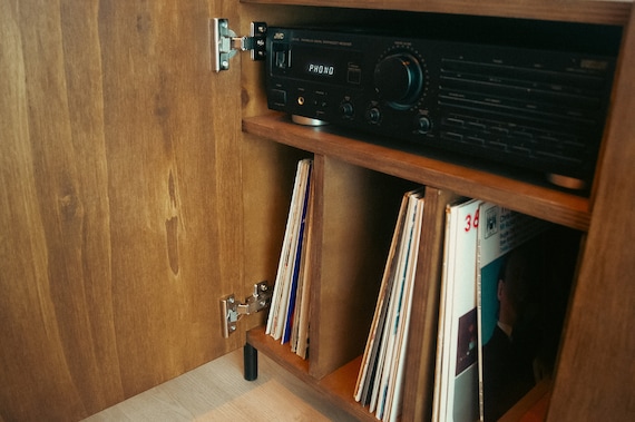 レコードプレーヤーサイドボード「York 101」。モダンなビニールLP