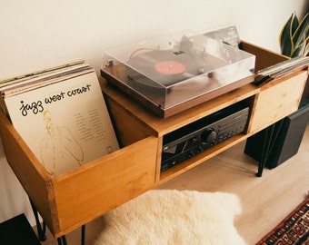 Support pour tourne-disque et rangement pour disques vinyles LP, fait à la main à partir de bois véritable. Stockez jusqu'à 100+ enregistrements et créez votre propre belle configuration HiFi.