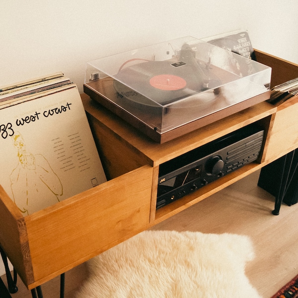 Support pour tourne-disque et rangement pour disques vinyles LP, fait à la main à partir de bois véritable. Stockez jusqu'à 100+ enregistrements et créez votre propre belle configuration HiFi.