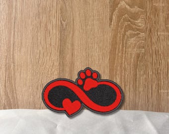 Paw Heart Infinity Patch – Gestickter Aufnäher mit Unendlichkeits-, Pfoten- und Herz-Design, 8 x 4 cm, Farben individuell anpassbar