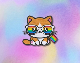 Pride Katze Stickpatch – 6 cm – süße Katze mit Regenbogenflagge & Brille – LGBTQ+ Aufnäher – Rückseite wählbar