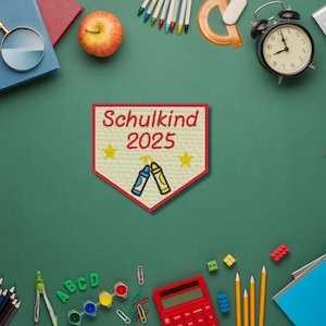 Schulkind 2025 Aufnäher – 7,5 cm Patch mit Sternen & Wachsmalstiften – Farben personalisierbar