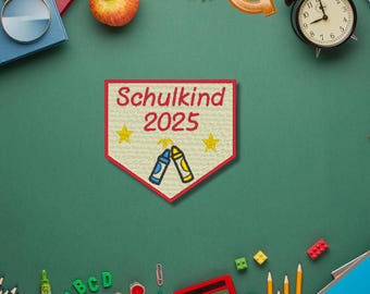 Schulkind 2025 Aufnäher – 7,5 cm Patch mit Sternen & Wachsmalstiften – Farben personalisierbar