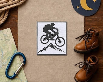 Mountainbike Patch – bestickter Aufnäher mit MTB-Silhouette & Bergmotiv, 8 cm hoch, für Rucksack, Jacke oder Helm