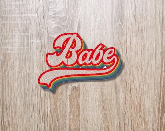 Retro Babe Patch – Gestickter Aufnäher im Vintage Stil, 8 cm breit, 70s & Y2K Ästhetik, buntes Statement für Kleidung und Accessoires