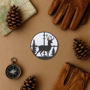Jagd Patch – runder Aufnäher mit Hirsch im Fadenkreuz, bestickt in Schwarz-Weiß, 7,5 cm Durchmesser