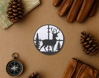 Jagd Patch – runder Aufnäher mit Hirsch im Fadenkreuz, bestickt in Schwarz-Weiß, 7,5 cm Durchmesser