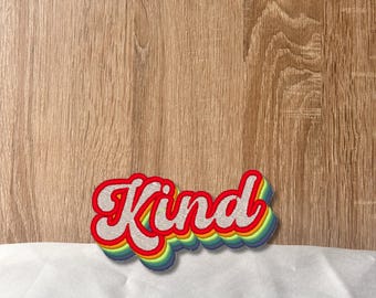 Retro "Kind" Patch – Gestickter Aufnäher mit Regenbogen-Schriftzug, 8 cm breit, Vintage 70s und 80s Look für positive Vibes