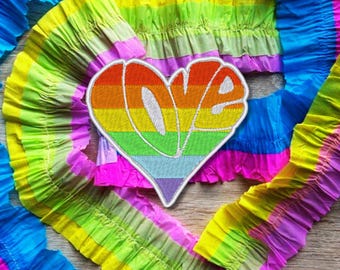 Love Patch – Herz Aufnäher mit Regenbogenstreifen – Retro Pride Stickerei – LGBTQ+ – 7 cm hoch – Zum Aufnähen oder Aufbügeln