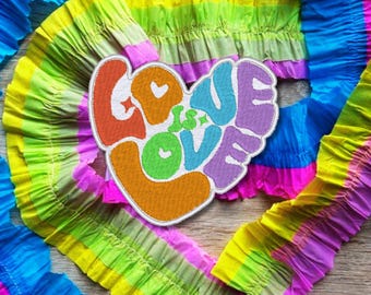 Love is Love Herz Patch – Bunter Pride Aufnäher LGBTQ+ – Retro Stickerei – Queer Patch zum Aufnähen oder Aufbügeln – Schwarz oder Weiß