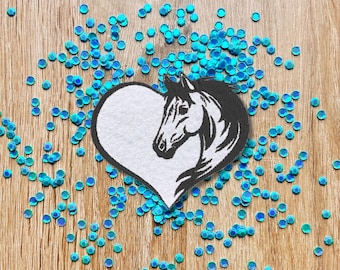 Horse Head Heart Patch – Gestickter Aufnäher mit stilvollem Pferde- und Herz-Design, 6 cm hoch, anpassbare Farben, perfekt für Pferdefans
