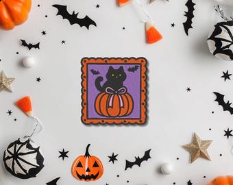 Halloween Aufnäher – Schwarze Katze auf Kürbis mit Schleife – 7 cm Patch im Retro-Stil