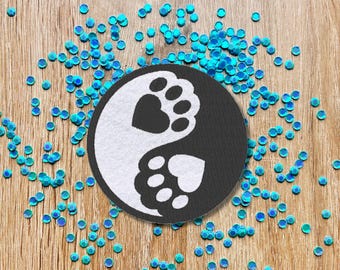 Yin-Yang Paws Patch – Gestickter Aufnäher mit Pfoten- und Herz-Design, 8 cm Durchmesser, perfekt für Tierliebhaber & DIY-Projekte