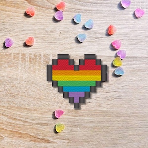 Pixel Herz Aufnäher – Regenbogen Pride Patch – 5 cm – Gesticktes Pixel Herz in LGBTQIA+ Farben Retro Pride Stickerei