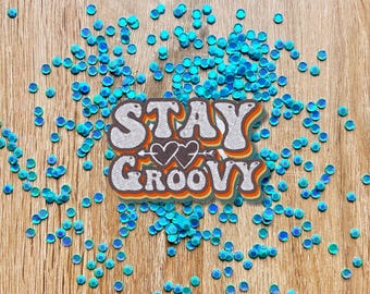 Stay Groovy Retro Patch – Gestickter 70s Hippie Aufnäher mit Schriftzug, Herzen und Farbverlauf – Vintage Style für Kleidung & Accessoires