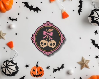 Schädel-Kirschen Aufnäher – Gothic Stickpatch mit Rahmen – 8 cm – Rockabilly & Halloween Halloween Aufnäher | Spooky Cute | Stickbild