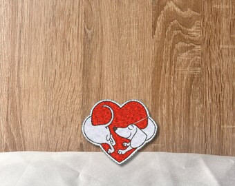 Dachshund Feltie Heart Patch – Kleiner gestickter Aufnäher mit Dackelmotiv, 4 cm hoch, ideal für DIY & Geschenkideen