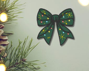 Bestickter Aufnäher „Weihnachtsschleife“ – 7 cm | Grüner Schleifen-Patch mit Glitzer-Details | Bügelpatch, Aufnähbar oder Klett